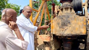 मधेशमा खडेरीको मार : परशुराम तलाउबाट डिप बोरिङ्ग जडानको सुरुआत