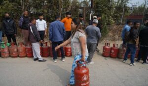 काठमाडौं सहित विभिन्न सहरमा खाना पकाउने ग्यास अभाव